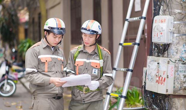 Kỹ thuật viên lắp đặt mạng FPT cho khách hàng tại nhà